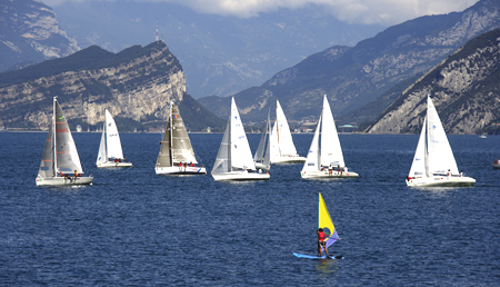 Barche a vela sul lago